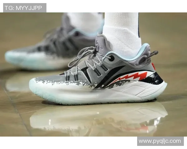 穿X19足球鞋的球星展现超凡技术助力赛场辉煌